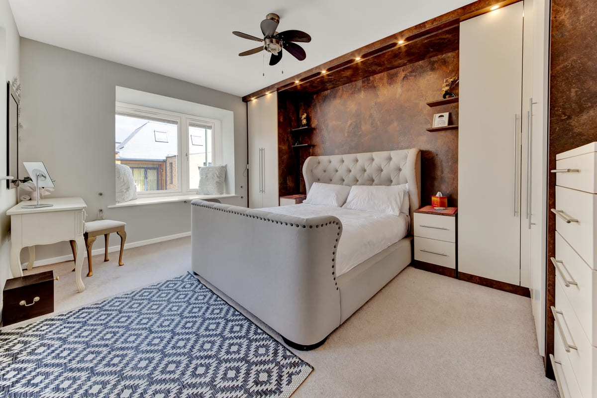 Modern hormor with padded bed with folding